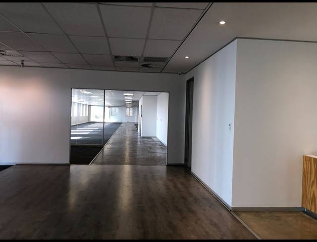 1,399M² OFFICE TO LET IN SANDHURST
